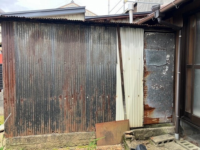 名古屋市天白区にて立て付けが悪い勝手口の板金工事の実施・大工による扉造作後に板金貼り付け